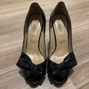 Valentino Garavani black patent leather heel with classic bow